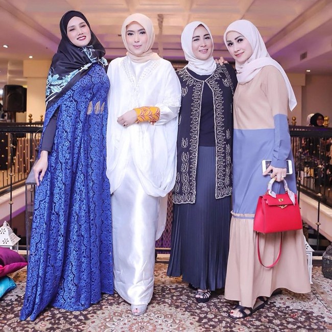Menghadiri ulang tahun salah seorang sahabatnya, Mulan Jameela tampil glamour dengan hijab. Dia memadukan kaftan brokat berwarna biru dengan scarf berwarna hitam dihasi motif bunga berwarna biru yang senada dengan busananya. Foto: Instagram
