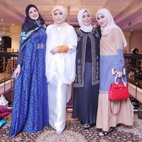 Menghadiri ulang tahun salah seorang sahabatnya, Mulan Jameela tampil glamour dengan hijab. Dia memadukan kaftan brokat berwarna biru dengan scarf berwarna hitam dihasi motif bunga berwarna biru yang senada dengan busananya. Foto: Instagram