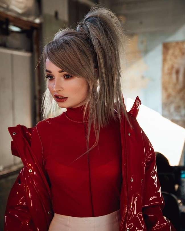 Aku benci menggunakan identitas sebagai alat. Aku berpikir bahwa musik adalah tentang perasaan dan fantasi dan lebih dalam dibanding gender, ungkap Kim Petras.  Foto: dok. Instagram