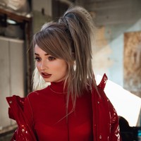 Aku benci menggunakan identitas sebagai alat. Aku berpikir bahwa musik adalah tentang perasaan dan fantasi dan lebih dalam dibanding gender, ungkap Kim Petras.  Foto: dok. Instagram