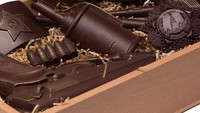 Dalam rangka merayakan Hari Pembela Tanah Air di Rusia, penjual cokelat ini membuat paket cokelat bentuk pistol hingga peluru. Karena diberi warna emas, cokelatnya terlihat menyerupai besi tua. Foto: Instagram centerchocolate