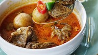 Potongan daging serta sandung lamur dicampur dengan kentang mini dalam semangkuk pindang daging ini. Kuahnya yang oranye kemerahan bikin tampilannya makin menggoda selera. Foto : instagram @nanakoot_culinary