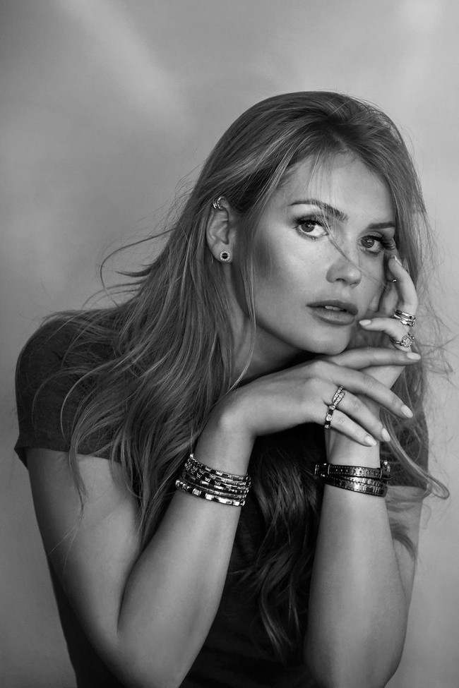 Kitty Spencer yang tergabung dalam agensi Storm Model pun terlihat anggun, seksi sekaligus elegan dengan perhiasan nan indah. Foto: dok. Bvlgari