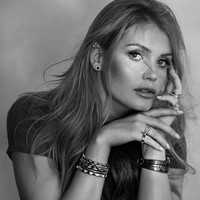 Kitty Spencer yang tergabung dalam agensi Storm Model pun terlihat anggun, seksi sekaligus elegan dengan perhiasan nan indah. Foto: dok. Bvlgari