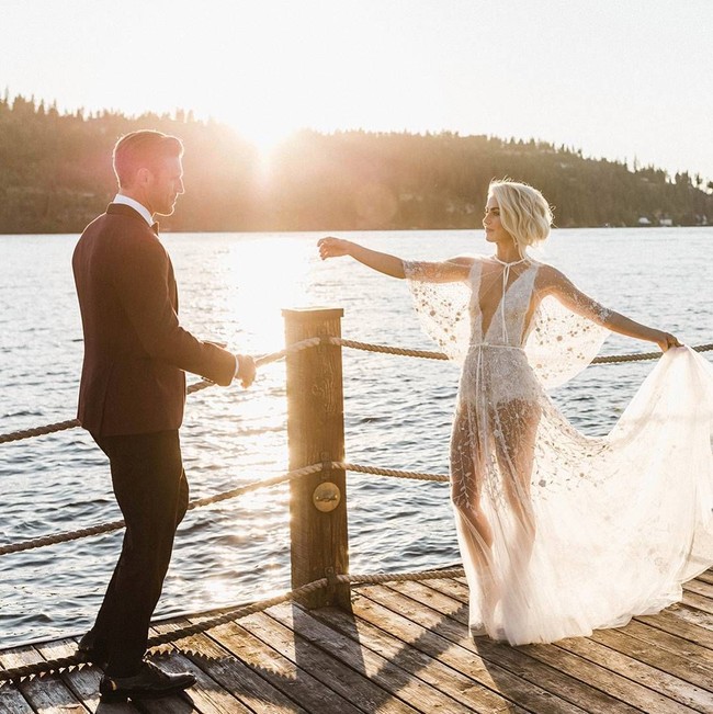 Julianne Hough meminta Marchesa mewujudkan naked dress yang chic baginya di hari pernikahan. Di balik gaun transparan berlengan batwing, terlihat jelas leotard renda yang nampak seksi dan romantis. Foto: Ist.