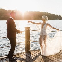 Julianne Hough meminta Marchesa mewujudkan naked dress yang chic baginya di hari pernikahan. Di balik gaun transparan berlengan batwing, terlihat jelas leotard renda yang nampak seksi dan romantis. Foto: Ist.