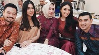 Bersama dengan sang kekasih, Cita Kirana, Ali datang ke acara jamuan makan malam bersama lengkap dengan sang kakak. Foto: Instagram @alisyakieb