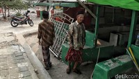 Beberapa warga dengan semangat berangkat menuju musala ditengah kondisi yang sangat terbatas ini.