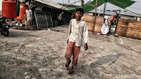 Dengan mengenakan baju koko dan peci, remaja ini berangkat ke musala untuk beribadah.