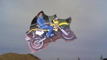 Motor abang bisa terbang nih, siapa mau ikut? (Foto: indihumor)