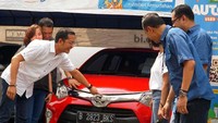 COO Astra Credit Company (ACC) Ezar Kumendong (tengah) bersama eksekutif ACC lainnya saat membuka ACC Ramadan Auto Fair di Jakarta, Sabtu (26/5). Pool/ACC.