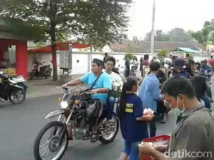 Jelang Waisak, Umat Buddha Banyuwangi Bagi-bagi Takjil