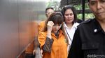 Roro Fitria tampak Lemas saat Menuju Kejaksaan