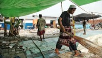 Warga juga membuat tenda di samping musala untuk mengantisipasi banyaknya jamaah saat tarawih.