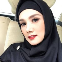 Mulan Jameela mantap berhijab sejak awal Ramadan 2018. Dia mengaku sebenarnya sudah lama ingin memakai hijab. Namun dia baru mendapatkan kemantapan hati setelah mengunjungi Palestina bersama Ahmad Dhani. Foto: Instagram