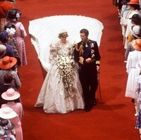 Putri Diana berjalan anggun bersama Pangeran Charles usai upacara pemberkatan pernikahan mereka. Sepatu pengantin yang dipakainya dan tersembunyi di balik gaunnya punya cerita sendiri. Sepatu Diana dibuat selama 6 bulan dengan 542 sequin, 132 mutiara membentuk hati dan bagian sol bawahnya dilukis tangan dengan inisial D dan C. Foto: Dok. STR / AFP, Instagram
