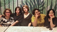 Sissy Prescillia memposting foto yang menunjukkan sang adik, Vanesha Prescilla berambut pendek. Foto: Instagram Sissy Prescillia