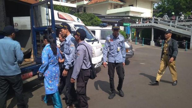 Siti Maya dibawa petugas Dinsos ke PSBI Kedoya setelah diperiksa di RS Budi Kemulyaan