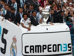 Dalam parade ini, ribuan penggemar mengiringi tim asuhan Zinedine Zidane. Mereka memadati seluruh rute yang dilalui. (Foto: Sergio Perez/Reuters)
