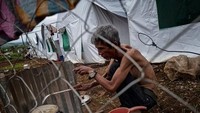 Seorang pengungsi sedang menyiapkan makanan untuk berbuka puasa. Jes Aznar/Getty Images.