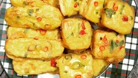  Balutan tepung gurih, dengan irisan daun bawang dan cabai merah membuat hidangan tahu goreng rumahan buatan @lily_tobing ini, tidak kalah dengan hidangan tahu restoran. Foto: Instagram