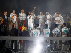 Para pemain dan staf Real Madrid membentuk lingkaran dengan Marcelo berada di tengah-tengah. (Foto: Javier Barbancho/Reuters)
