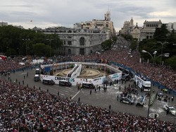 Salah satu gambar yang memperlihatkan keramaian parade gelar Liga Champions yang ke-13 untuk Real Madrid. (Foto: Sergio Perez/Reuters)