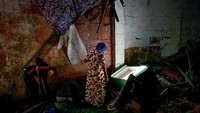 Pertempuran yang terjadi setahun lalu antara Militer Filipina dengan kelompok militan di Marawi, Filipina Selatan tidak hanya menghancurkan kota Marawi tetapi juga tempat tinggal mereka. Setahun telah berlalu banyak warga memberanikan diri untuk kembali ke rumah menyisir puing-puing runtuhan rumah mereka mengumpulkan barang-barang yang masih layak untuk digunakan. Jes Aznar/Getty Images.
