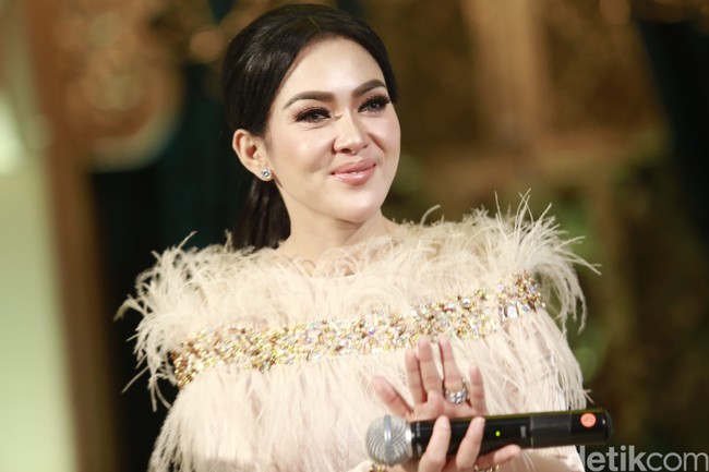 Untuk makeup, pelantun Sesuatu itu tampil dengan sentuhan warna hangat sehingga tampilan tetap terlihat tone-down meski menggunakan bulu mata anti badai. Foto: Palevi S/detikHOT