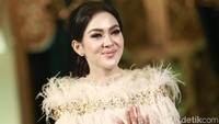 Ia tampak cetar dan memesona di acara tersebut. Pool/Palevi S/detikFoto.