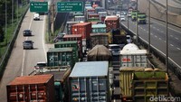 Truk melintas di ruas Jalan Tol Lingkar Luar Jakarta, Senin (28/5/2018).