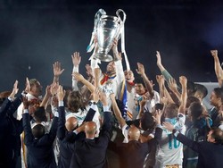 Sergio Ramos kembali mengangkat trofi juara dengan dikelilingi para pemain Madrid. (Foto: Javier Barbancho/Reuters)