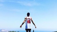 Inilah gayanya saat singgah ke Ibiza. Kalau sudah puas liburan, mungkin dia bisa fokus lagi menjadi kiper (lorisk21/Instagram)