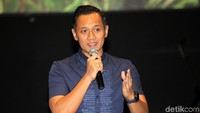 Partai Demokrat memunculkan nama pasangan untuk diusung Koalisi Kerakyatan, yakni Jusuf Kalla-Agus Harimurti Yudhoyono (AHY). Betul. JK-AHY ini salah satu opsi yang sedang Demokrat pikirkan untuk Koalisi Kerakyatan. Ini pasangan ideal, ungkap Ketua DPP Demokrat, Jansen Sitindaon.  (Foto: Agung Pambudhy/detikcom)