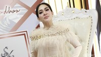 Ia tampil menawan dengan dress berwarna broken white panjang. Pool/Palevi S/detikFoto.