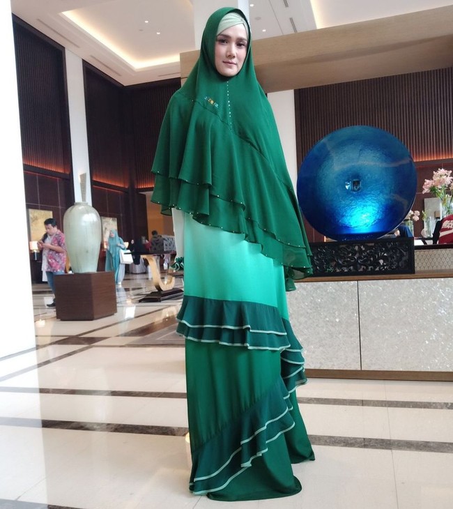 Mulan Jameela juga pernah memakai ciput asimetris itu. Ia memakai ciput asimetris dipadukan dengan busana syari pada acara fashion show sebuah brand busana muslim. Foto: Instagram Mulan Jameela