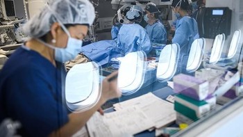 Selama proses operasi tersebut para dokter mata di beberapa daerah Peru mengamati proses operasi melalui layar yang ditampilkan di luar ruang bedah. Leon Neal/Getty Images.