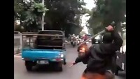 Beredar video oknum anggota geng motor tengah mengacung-acungkan senjata tajam ke pengendara lain yang diketahui terjadi di Arcamanik, Kota Bandung. Video tersebut viral di media sosial (medsos).