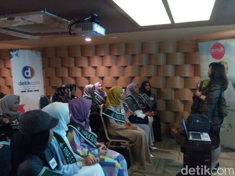 Suasana pembekalan finalis Sunsilk Hijab Hunt 2018 di kelas public speaking