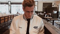 Dengan mengenakan kaca mata Loris Karius terlihat keren. Memegang buku menu di sebuah kafe, kira-kira sang kiper ini mau pesan apa ya? Foto: Instagram @lorisk21