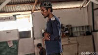 Warga beribadah di musala Al-Jihad lama karena musala yang baru didirikan itu masih dalam proses pembangunan.
