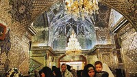 Lampu gantung yang indah pun mempercantik interior masjid ini. Saat lampu menyala, cahaya akan terbiaskan lewat ornamen kaca yang memenuhi ruangan. (c0rnellia/Instagram)