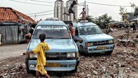 Beberapa anak lainnya asyik bermain sambil menunggu waktu berbuka puasa.