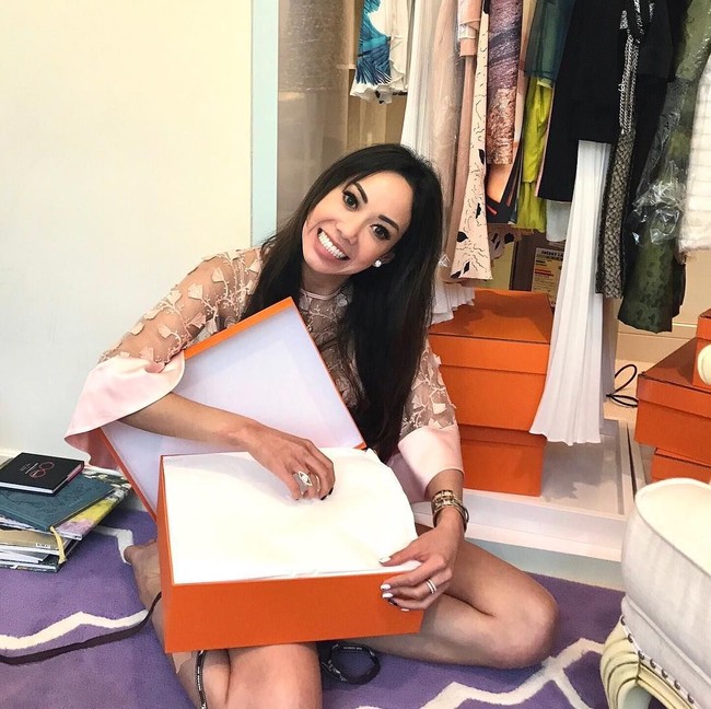 Pada halaman media sosialnya, Yen Kuok kerap mempromosikan barang branded yang bisa dibeli di situs Guiltless. Ini adalah posenya saat membuka kotak Hermes, salah satu brand termewah di dunia. Foto: dok. Instagram