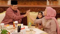 SBY dan Ibu Ani Yudhoyono memang dikenal sebagai pasangan yang selalu kompak dalam berbagai kegiatan. Momen ini misalnya, di sela-sela kegiatan makan bersama, keduanya malah asyik tos. Foto: instagram @susilobambangyudhoyonofans