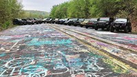 Jalanan di Kota Centralia yang penuh grafiti dulunya kawasan yang sibuk sampai tahun 1962. Namun ada insiden kebakaran melanda pertambangan batu bara di kawasan itu (iamjessallen/Instagram)