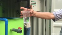 Kordinator di IPLT (instalasi Pengolahan Lumpur Tinja), Romel Sitompul membuka keran hasil olahan mesin Andrich. Saat dituang ke dalam gelas, air tersebut terlihat bening. Secara kasat mata, tidak ada perbedaan dengan air minum kemasan yang beredar.