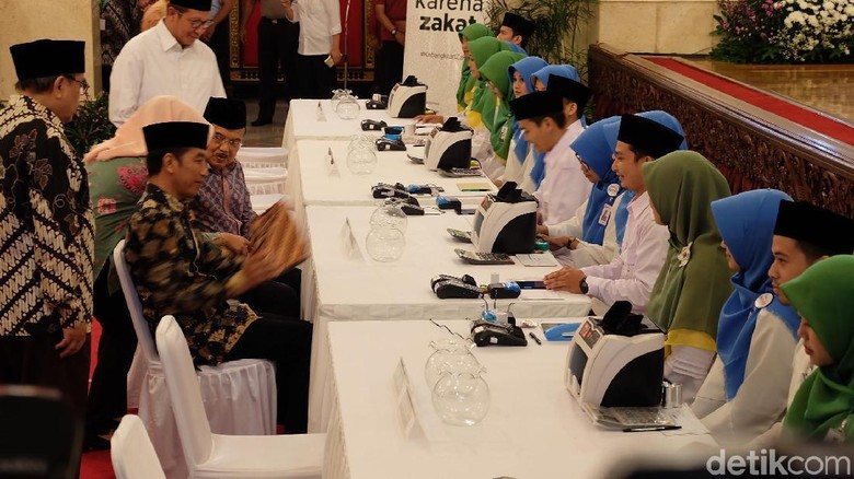 Jokowi-JK hingga Para Menteri Bayar Zakat di Istana Jokowi-JK hingga Para Menteri Bayar Zakat di Istana