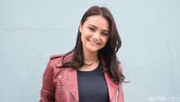 Mengenakan jaket kulit dan baju berwarna hitam gaya Amanda terlihat santai. Foto: Ismail/detikHOT