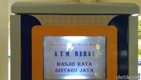 Sekali tap 2 liter. Itu juga disesuaikan dengan keluarga yang dinafkahi. Kalau keluarganya lebih banyak, bisa lebih banyak juga, kata kata koordinator bidang pelaksana Masjid Raya Bintaro H Usman Shofi (Foto: Yuni Ayu Amida/detikcom)
